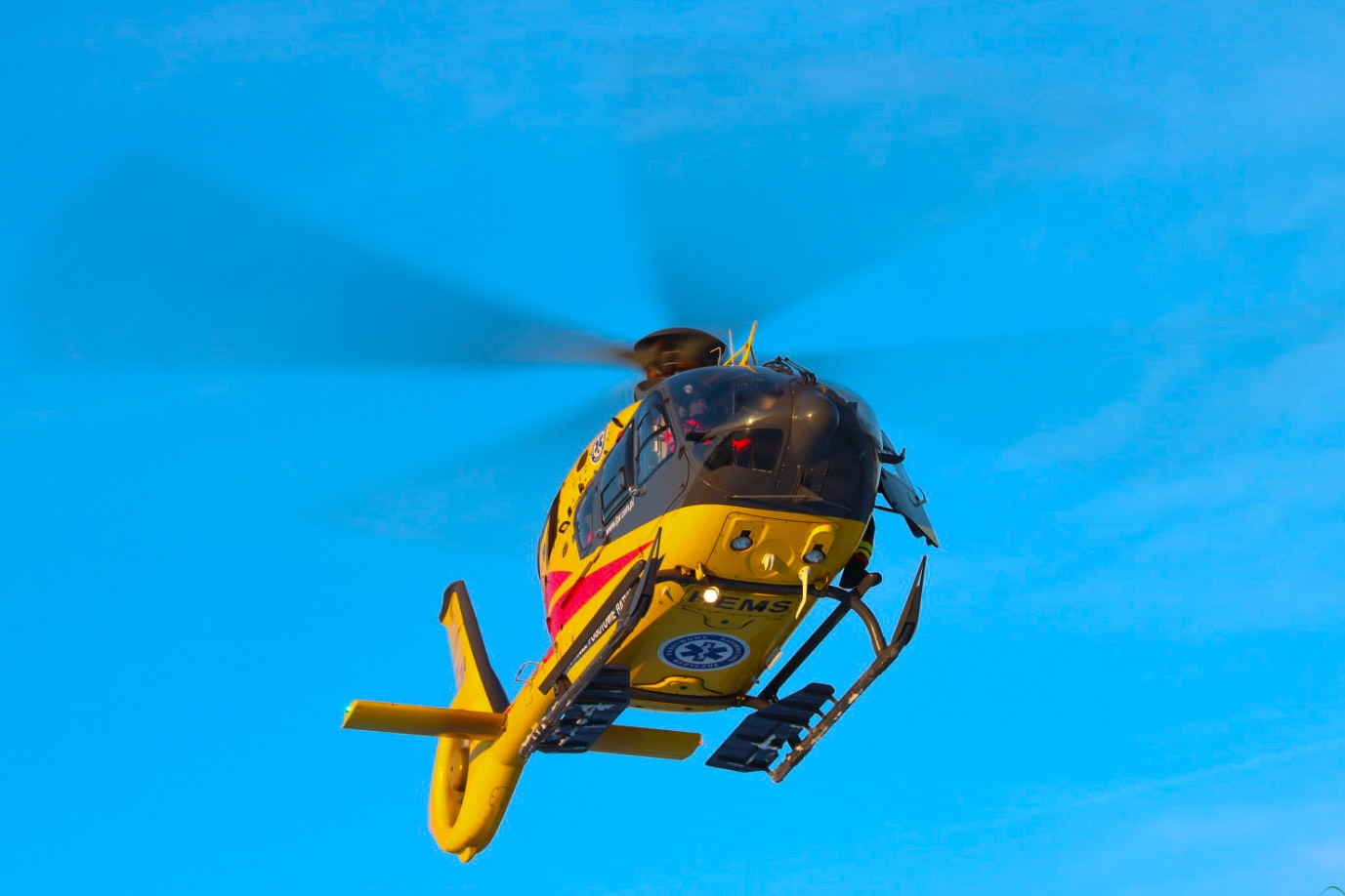 Wypadek w Istebnej. Lądował śmigłowiec LPR, trzy osoby trafiły do szpitala