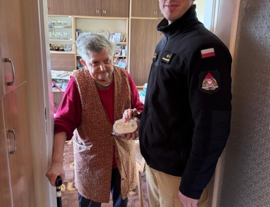 Czujki dymu, które ratują życie. Strażacy z Cieszyna odwiedzają mieszkańców powiatu