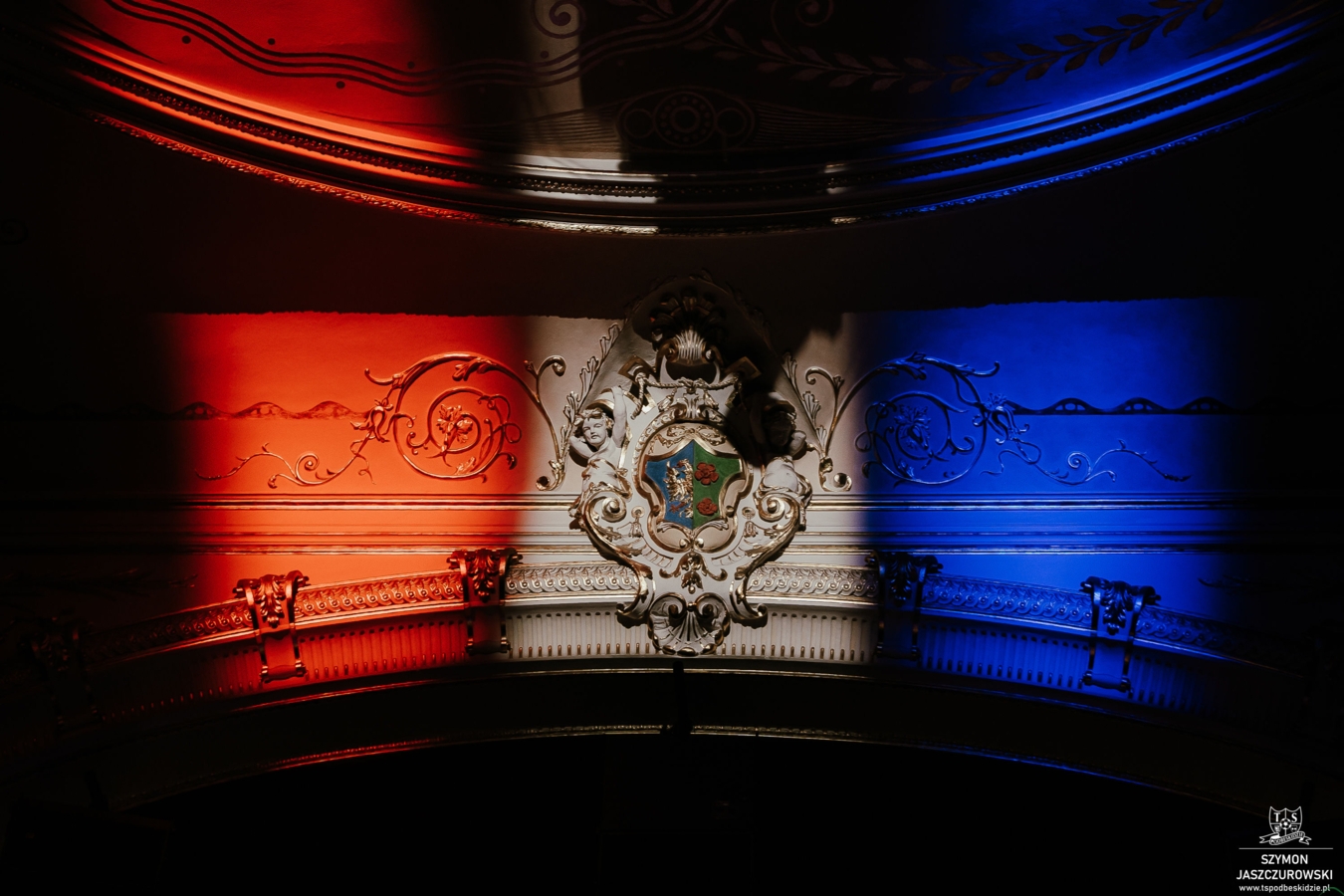 Piłkarze i kibice… w teatrze. Takiej prezentacji jeszcze nie było