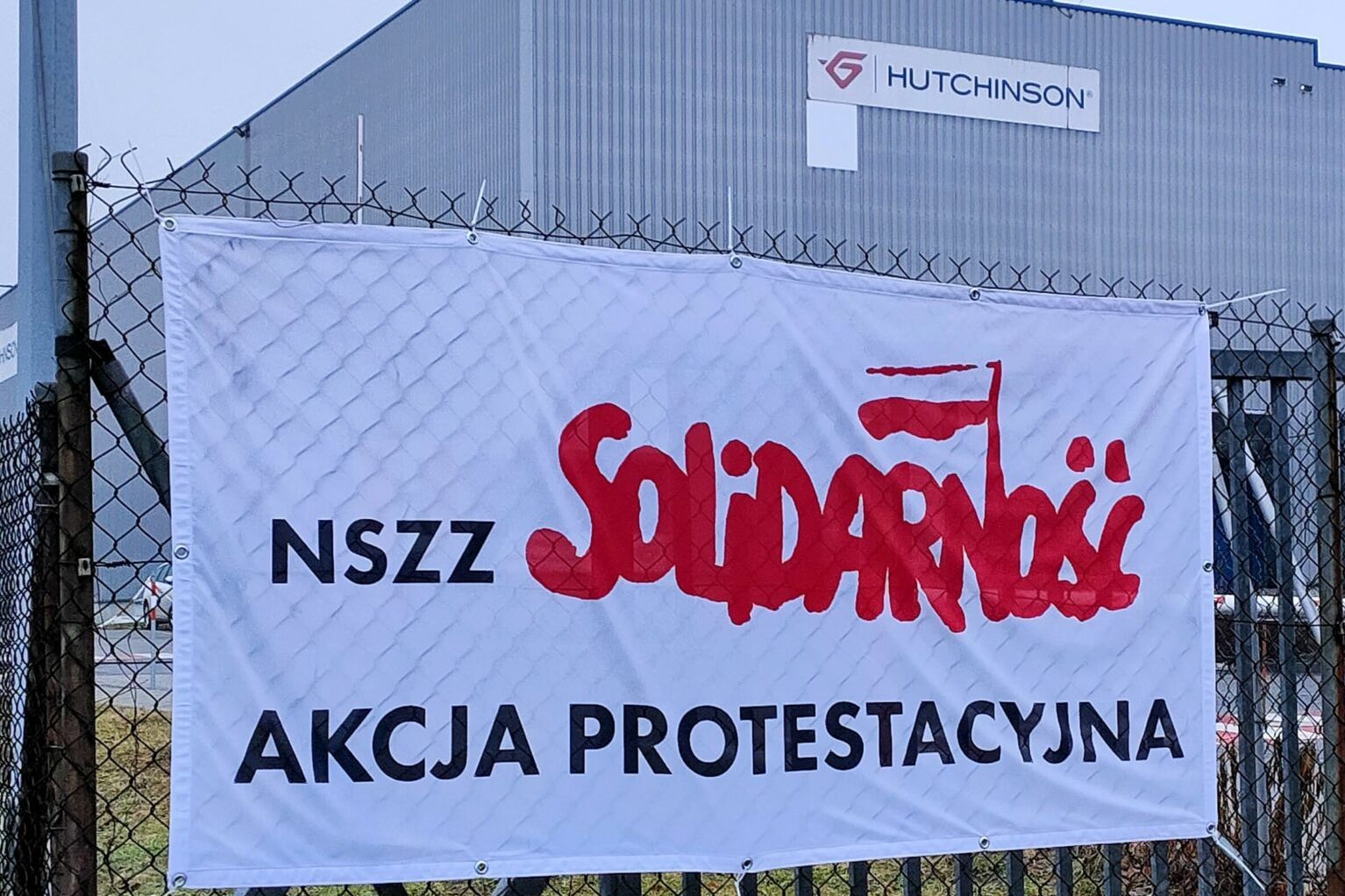 Spór o płace w bielskim Hutchinsonie. Na bramach i płotach pojawiły się flagi