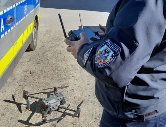 16 wykroczeń, 11 mandatów – dron wspiera policję na drodze krajowej