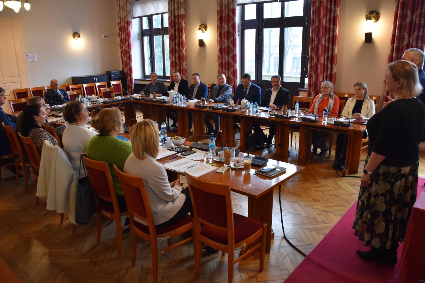 Zebrała się Powiatowa Rada Rynku Pracy w Żywcu. Mają nad czym debatować! – ZDJĘCIA