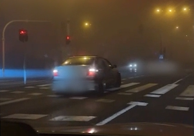 Popisywał się na skrzyżowaniu. Na podstawie nagrania żabolenci dotarli do 20-latka