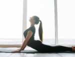 kobieta uprawiająca jogę przy oknie