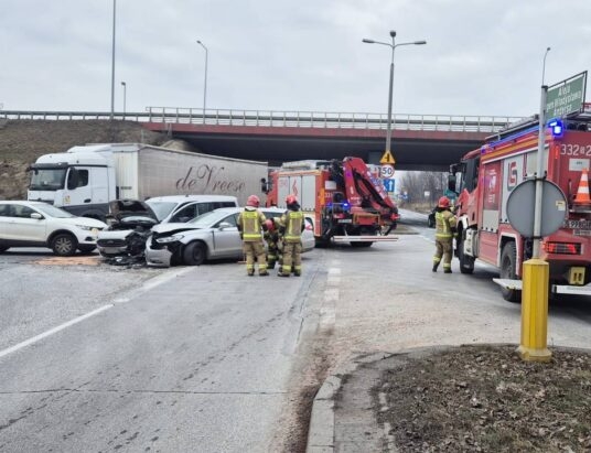 Wyglądało groźnie. Zderzenie trzech aut w rejonie węzła S52