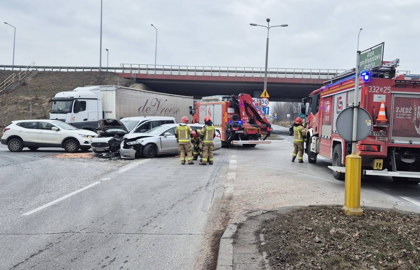 Wyglądało groźnie. Zderzenie trzech aut w rejonie węzła S52