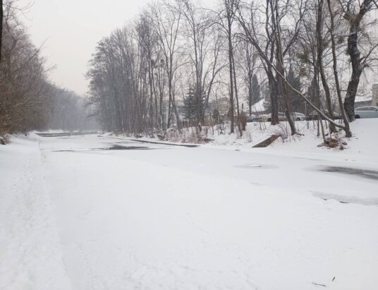 Skakali po zamarzniętej rzece. Dostali lekcję od policjantów