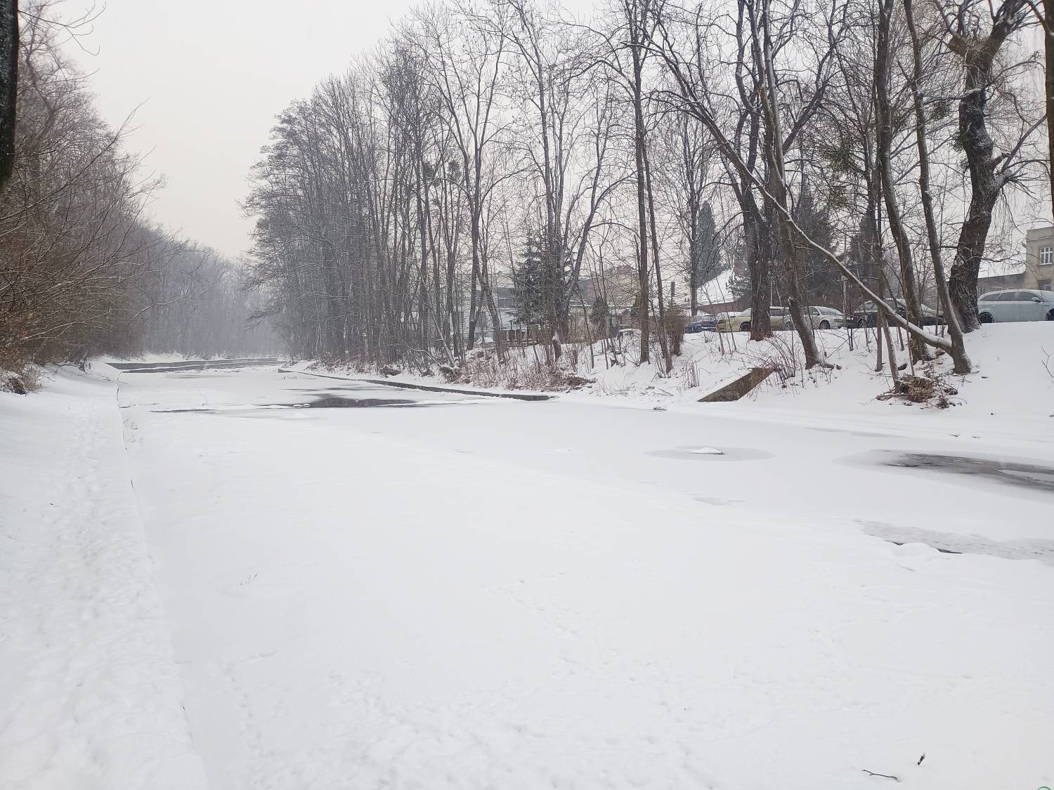 Skakali po zamarzniętej rzece. Dostali lekcję od policjantów