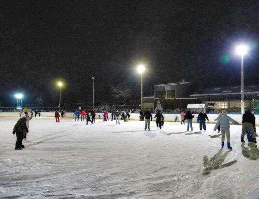Sezon skończył się przedwcześnie, ale na tym lodowisku i tak padł rekord frekwencji