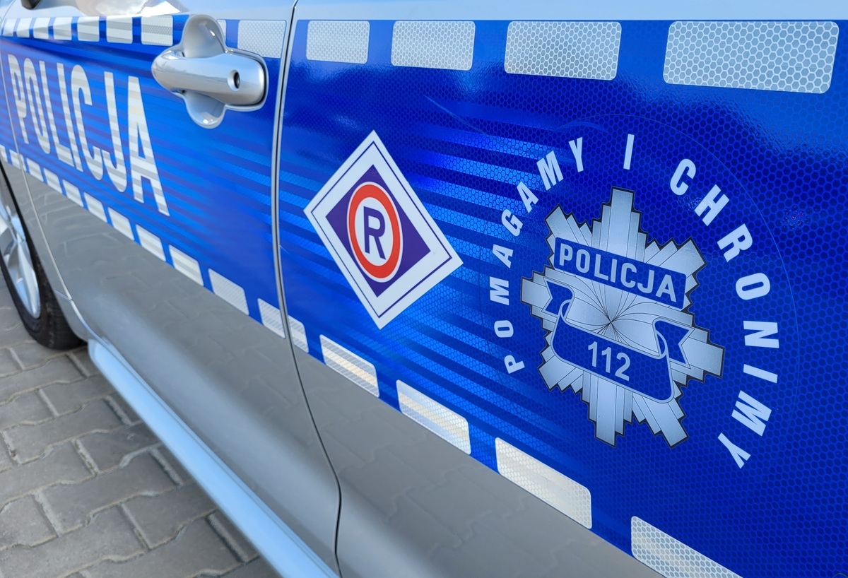 Nieprzytomny, z urazem głowy i w podkoszulku leżał przed blokiem