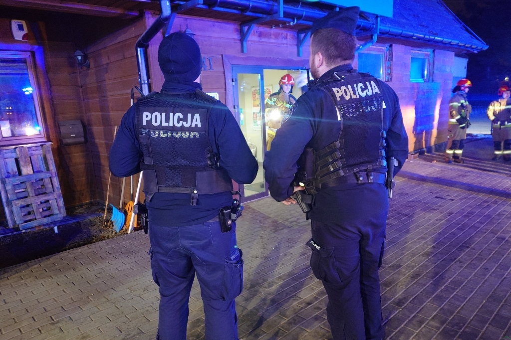 Z ostatniej chwili: Akcja służb w sklepie. Uszkodzony podwieszany sufit – foto