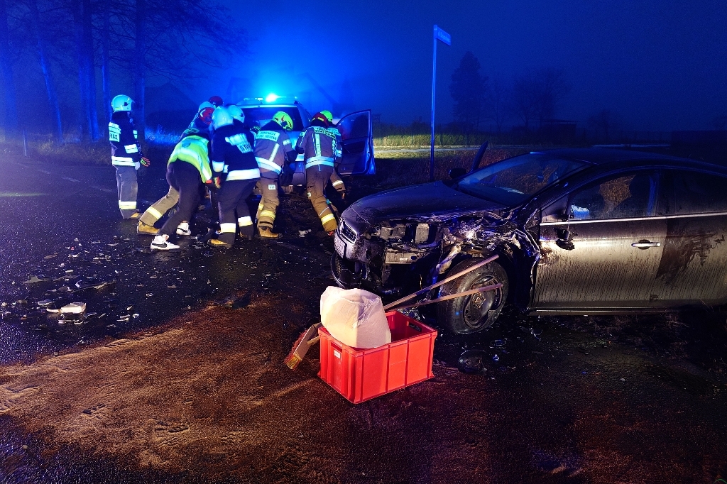 Z ostatniej chwili: Bujaków: Czołowe zderzenie osobówek. Dwie osoby zabrane do szpitala – foto