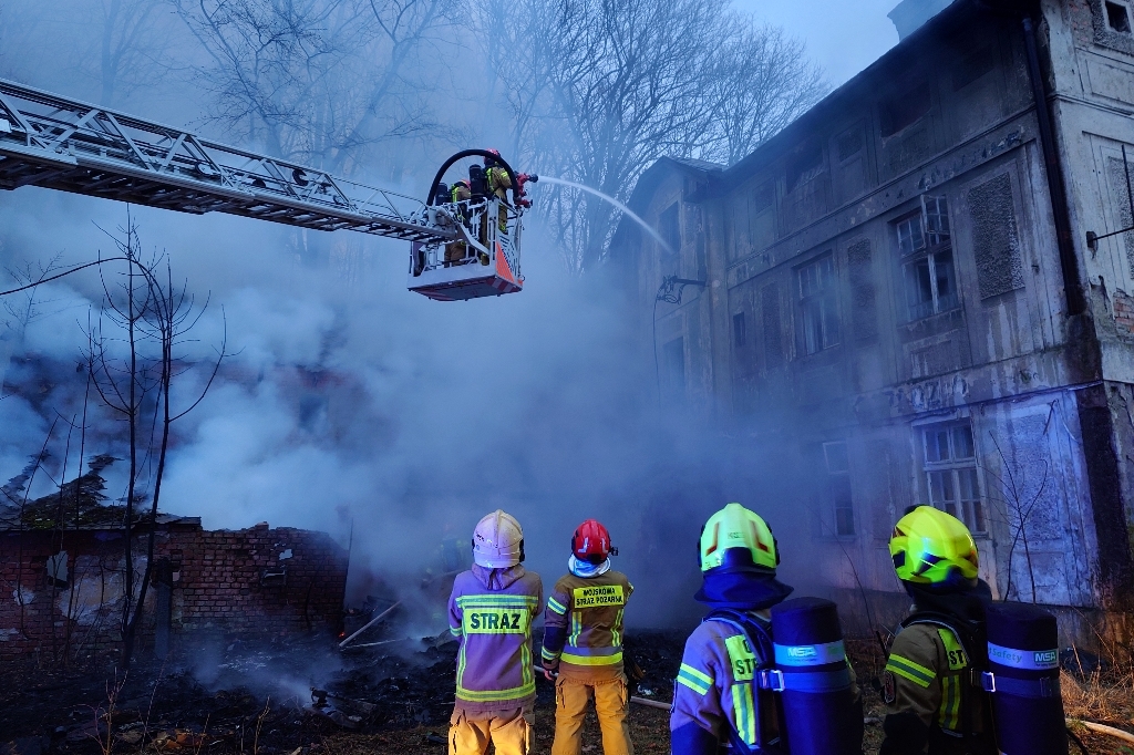 Z ostatniej chwili: Słup dymu w Starym Bielsku. Płonie budynek – foto