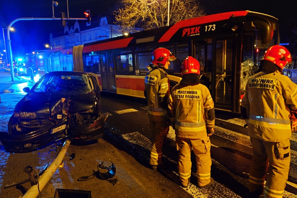 Z ostatniej chwili: Zderzenie autobusu MZK z autem. Samochód uderzył w sygnalizator – foto