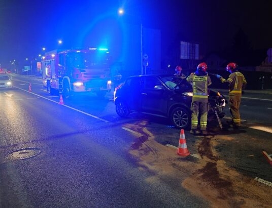 Z ostatniej chwili: Zderzenie aut na Żywieckiej. Wycieki płynów neutralizują strażacy – foto