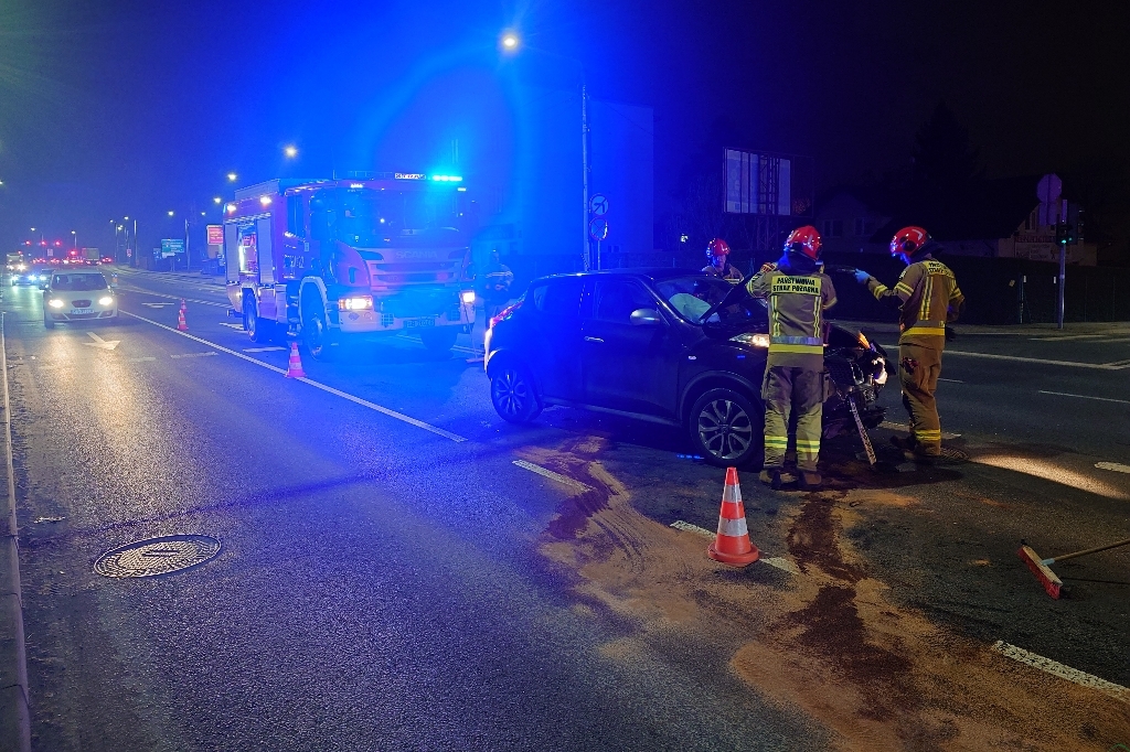 Z ostatniej chwili: Zderzenie aut na Żywieckiej. Wycieki płynów neutralizują strażacy – foto