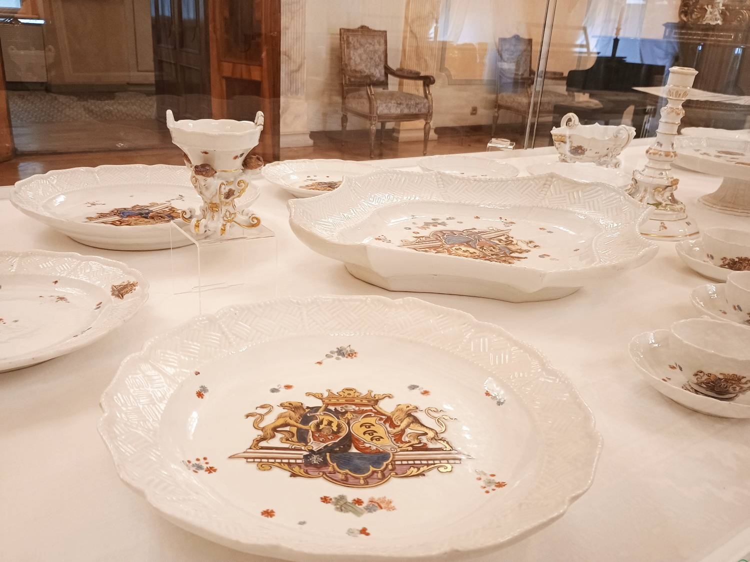 Z czego jadał bielski książę. Niezwykła porcelana w Zamku Sułkowskich | WIDEO