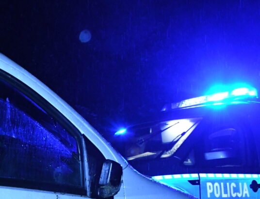 Uderzył w radiowóz, który zablokował mu drogę