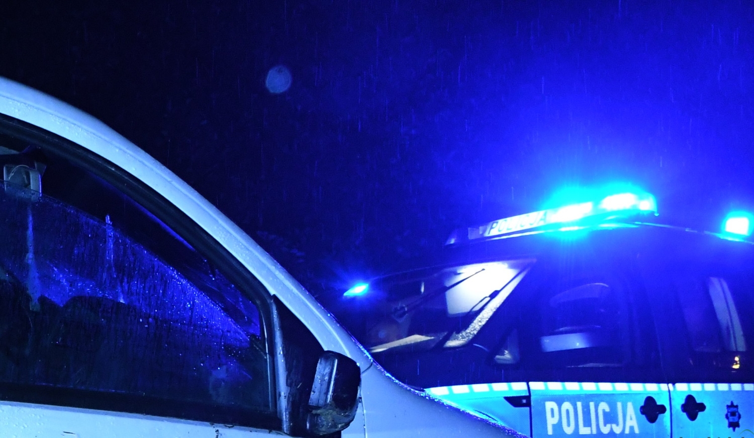 Uderzył w radiowóz, który zablokował mu drogę