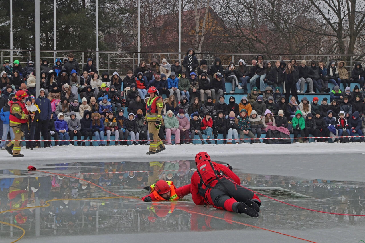 Niebezpieczeństwo czai się na lodzie – ZDJĘCIA
