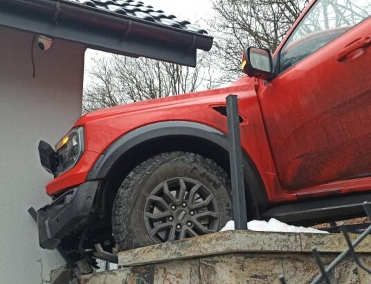 Terenówka na ślizgawce. Zatrzymała się na budynku