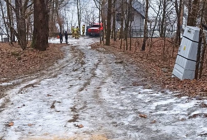 Terenówka na ślizgawce. Zatrzymała się na budynku