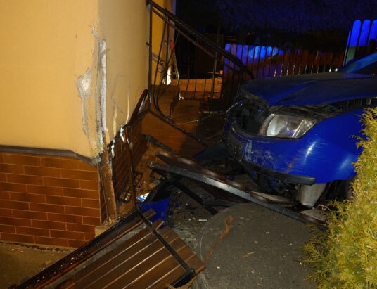 Demolka w Dzień Kobiet. Pijana, uderzyła autem w dom! | ZDJĘCIA