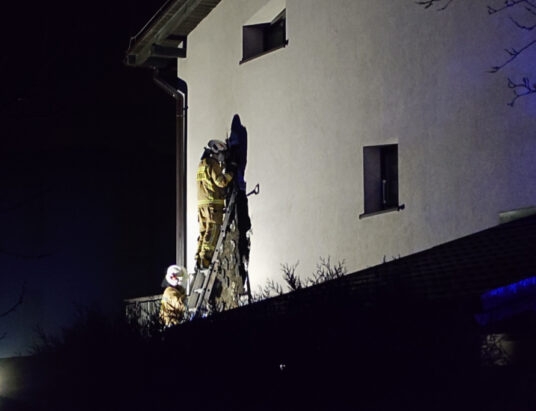 Pożar elewacji budynku. Zapaliło się od kosza na popiół? ZDJĘCIA