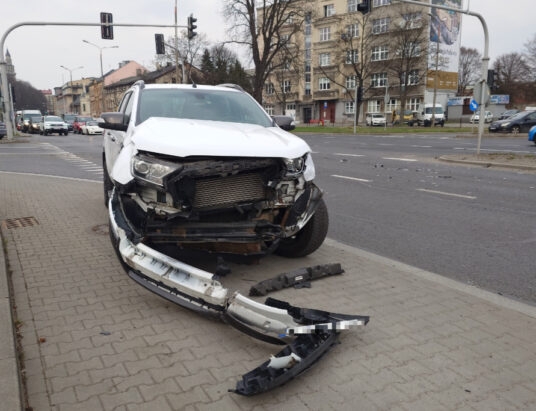 Zderzenie aut na skrzyżowaniu. Obaj wjechali na zielonym? – foto
