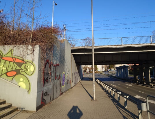 Niebezpieczna “zabawa” na wiadukcie kolejowym. Zareagowali przechodnie – foto