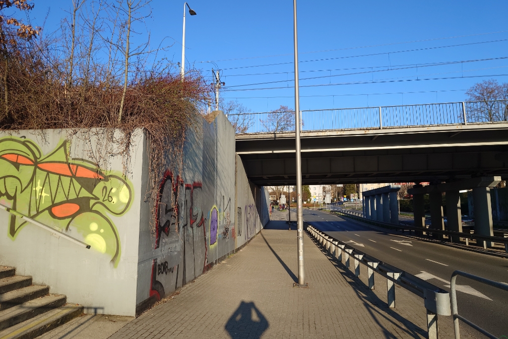 Niebezpieczna “zabawa” na wiadukcie kolejowym. Zareagowali przechodnie – foto