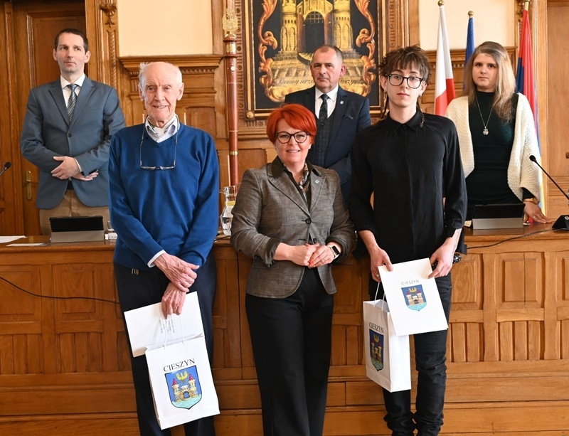 Stypendia artystyczne wręczone w Cieszynie. Wśród laureatów młody projektant i twórca teatru