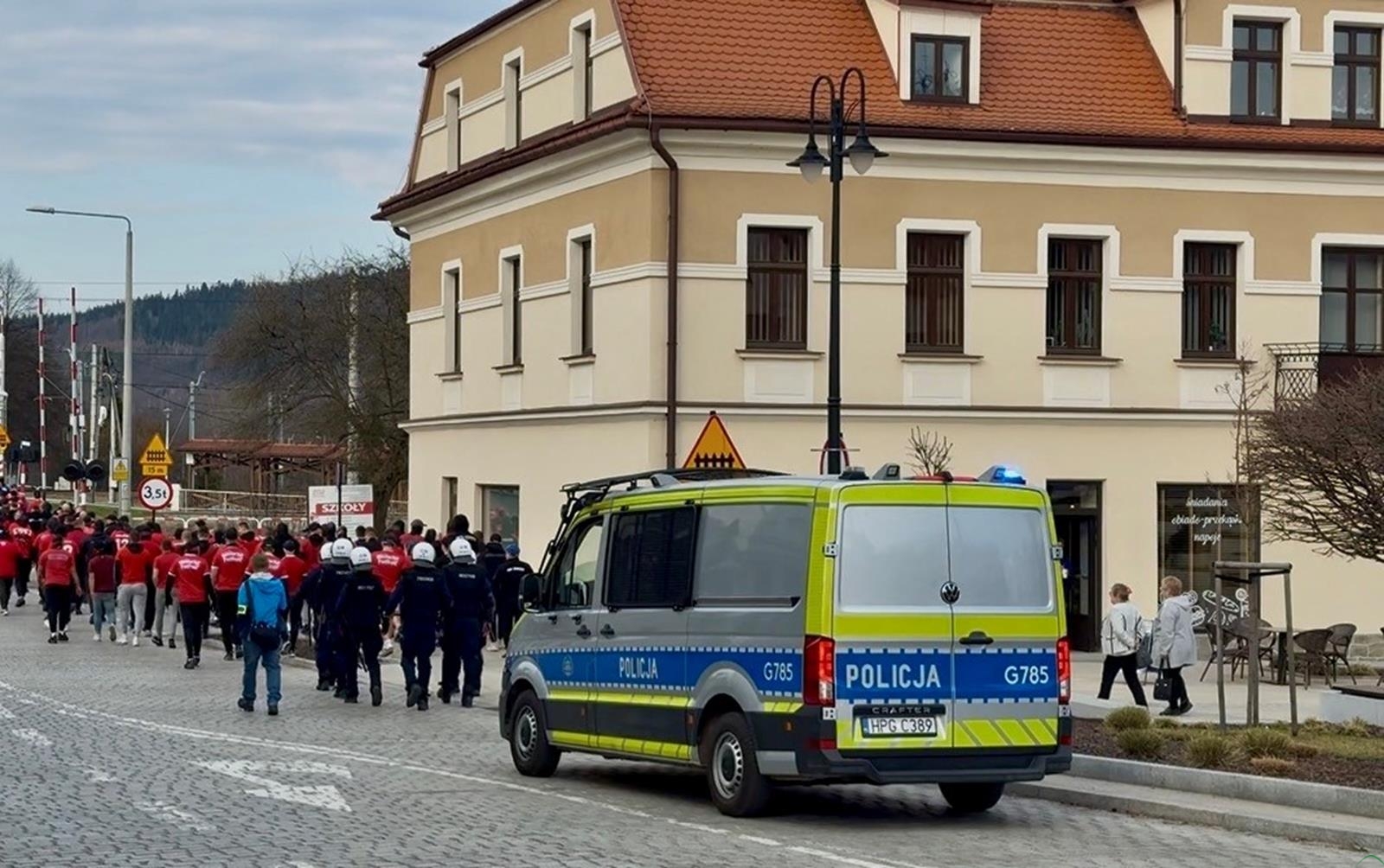 Policyjne zabezpieczenie meczu Babia Góra Sucha Beskidzka – Halniak Maków Podhalański – WIDEO