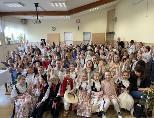 Młodzi recytatorzy pielęgnują gwarę Śląska Cieszyńskiego. XVIII konkurs „Tu sóm moji korzynie” w Pierśćcu za nami [ZDJĘCIA]