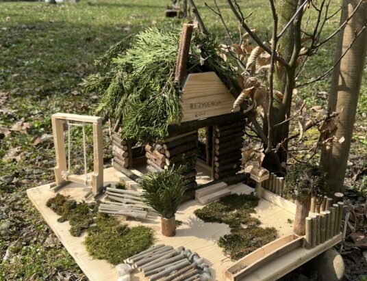 Niecodzienna wystawa dziecięcych prac. W centrum Skoczowa pojawiły się eko domki dla leśnych skrzatów