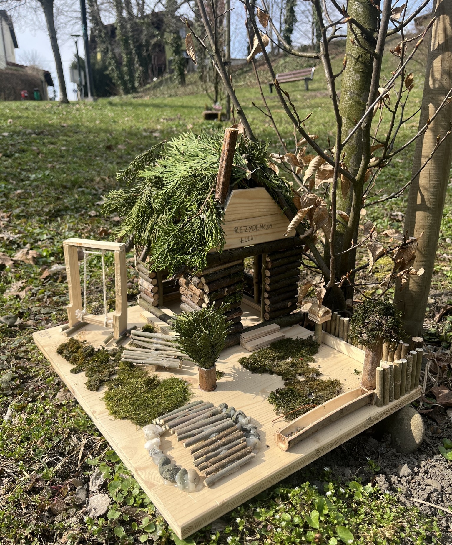 Niecodzienna wystawa dziecięcych prac. W centrum Skoczowa pojawiły się eko domki dla leśnych skrzatów