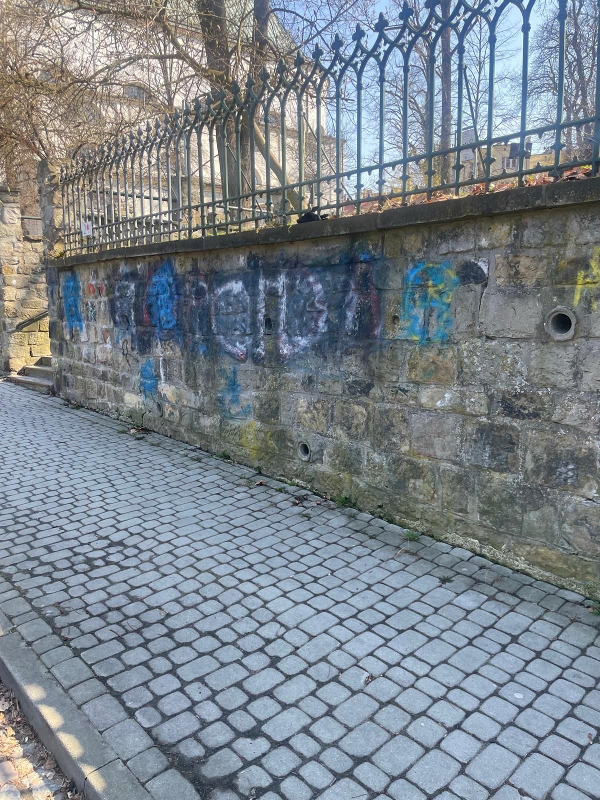 Wandale niszczą Cieszyn. Miasto codziennie walczy z graffiti