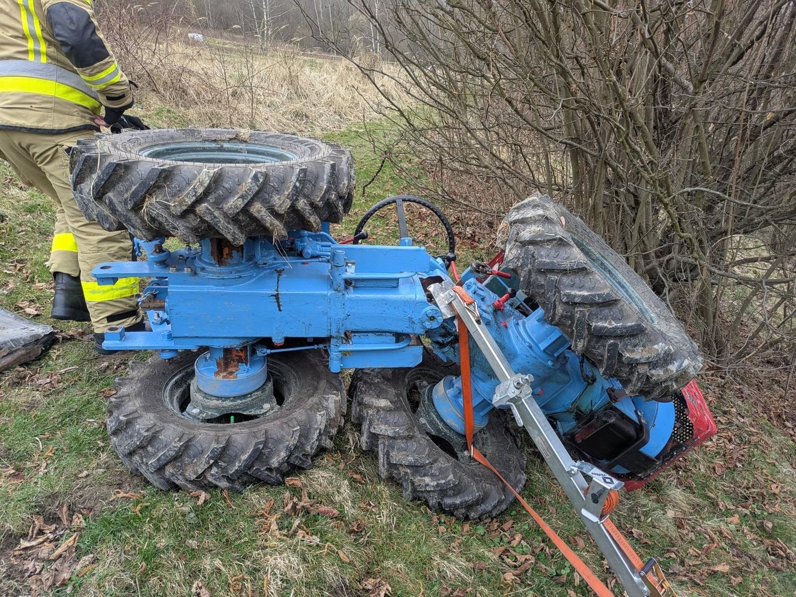 Ranna osoba po wywrotce w Międzybrodziu Bialskim – ZDJĘCIA