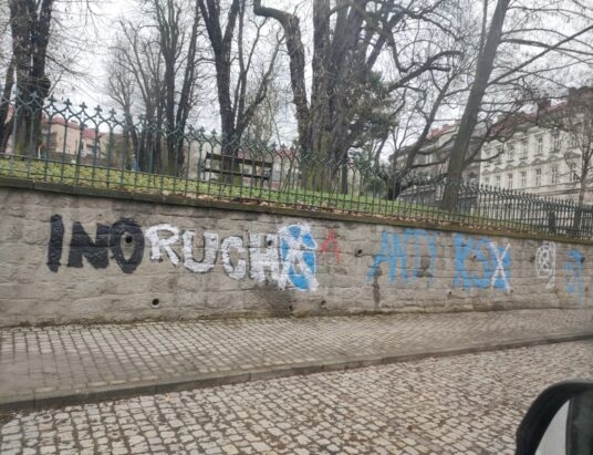 Wandale niszczą Cieszyn. Miasto codziennie walczy z graffiti