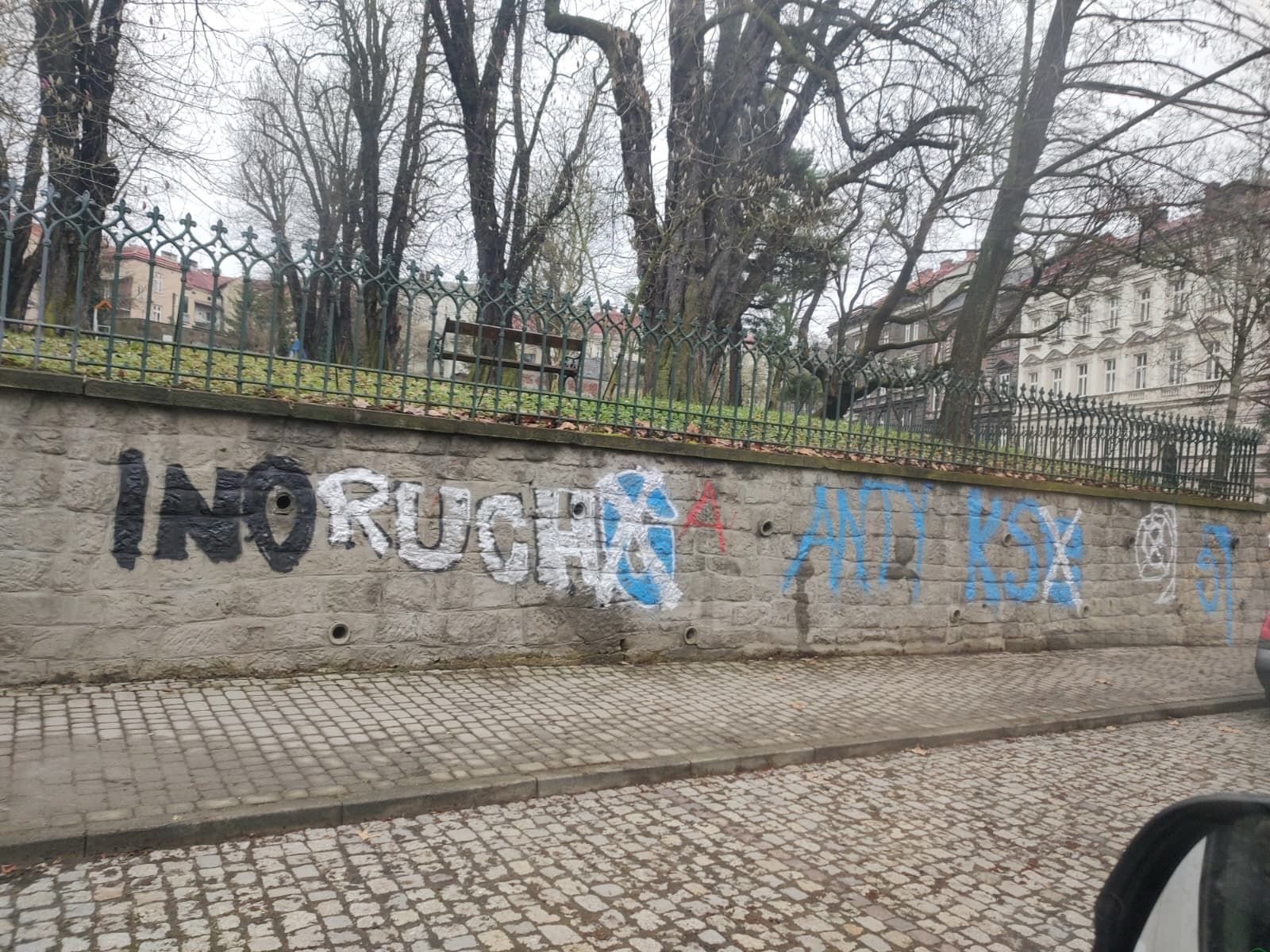 Wandale niszczą Cieszyn. Miasto codziennie walczy z graffiti