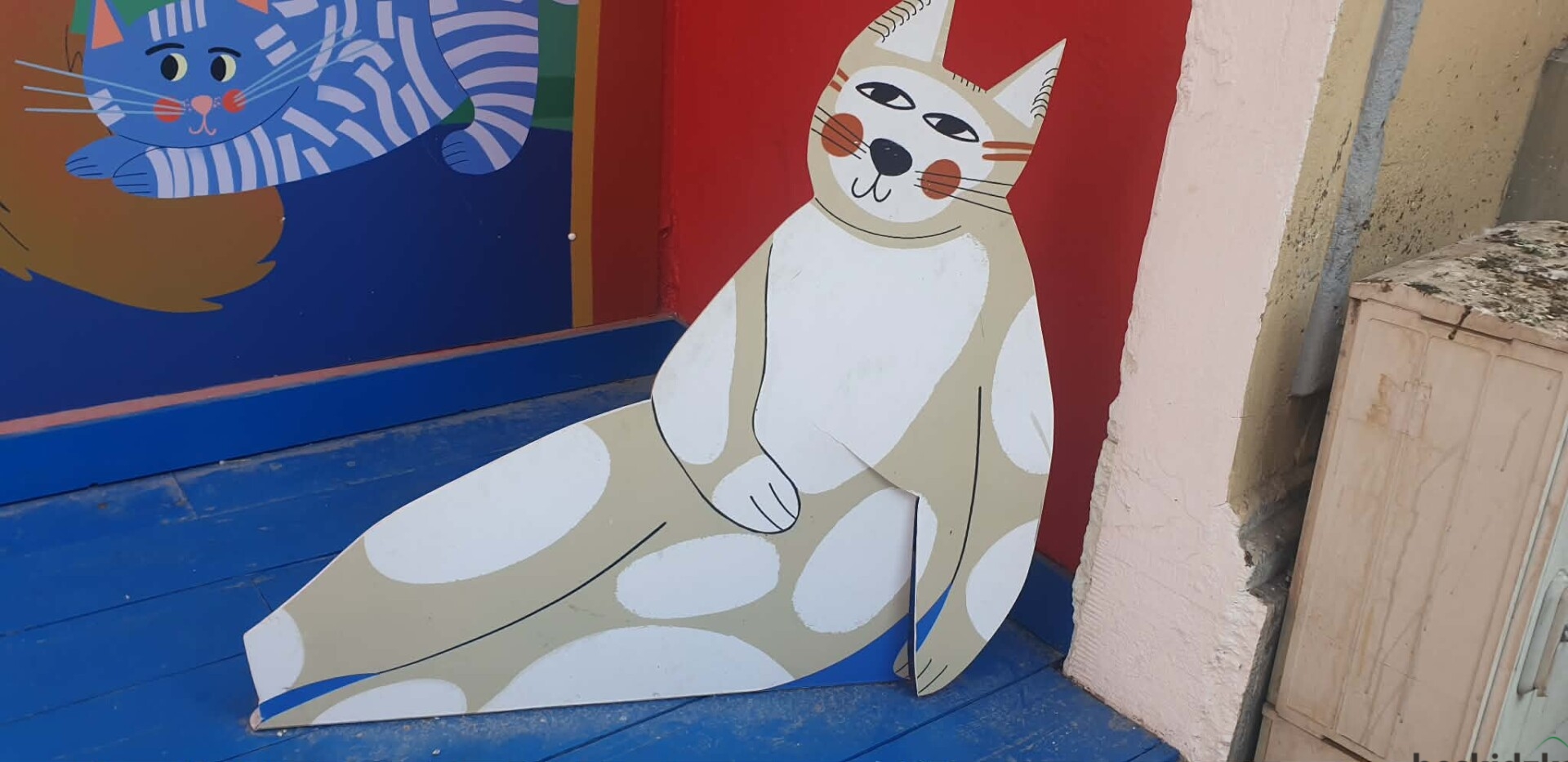 Akt wandalizmu w Cieszynie. Zniszczono element ilustracji serii “Kocia Szajka”