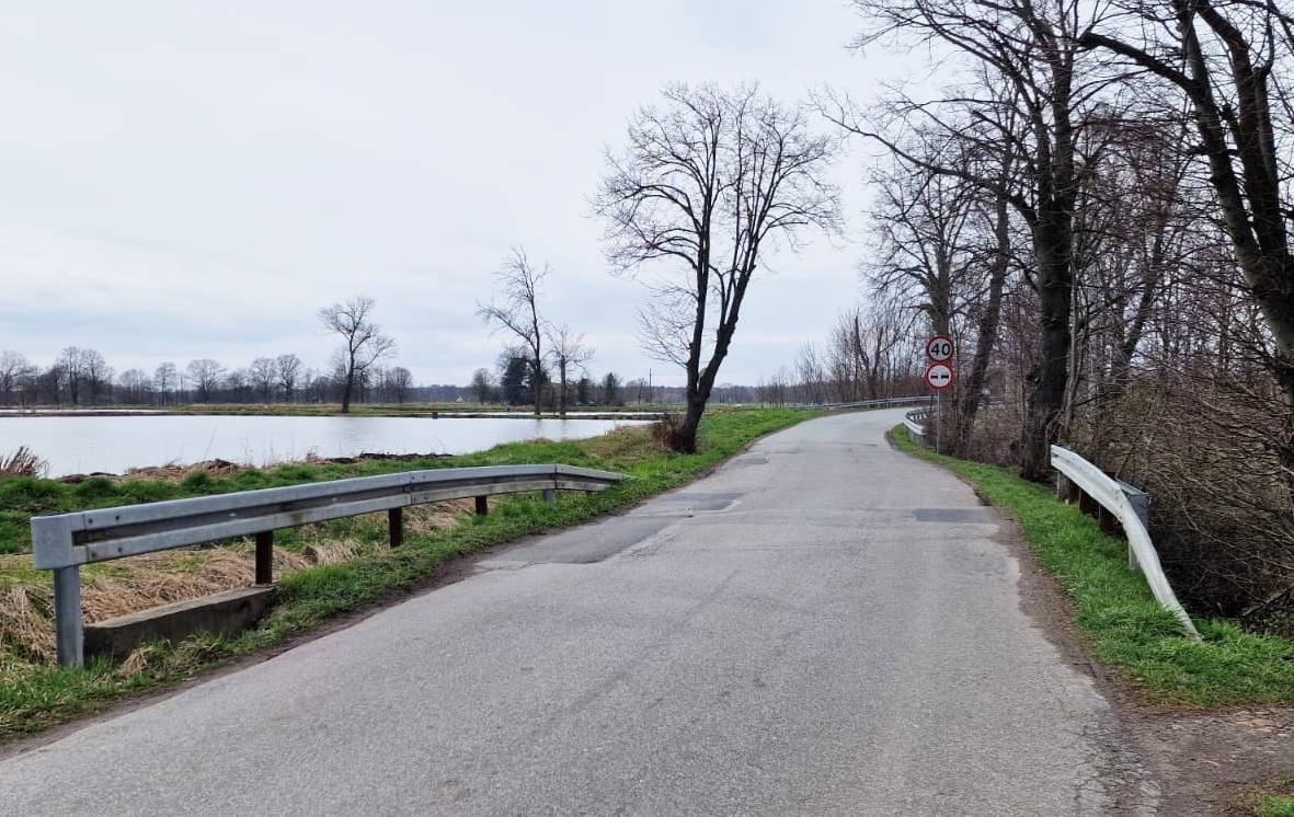 Droga i rowy przed naprawą po wielkiej wodzie