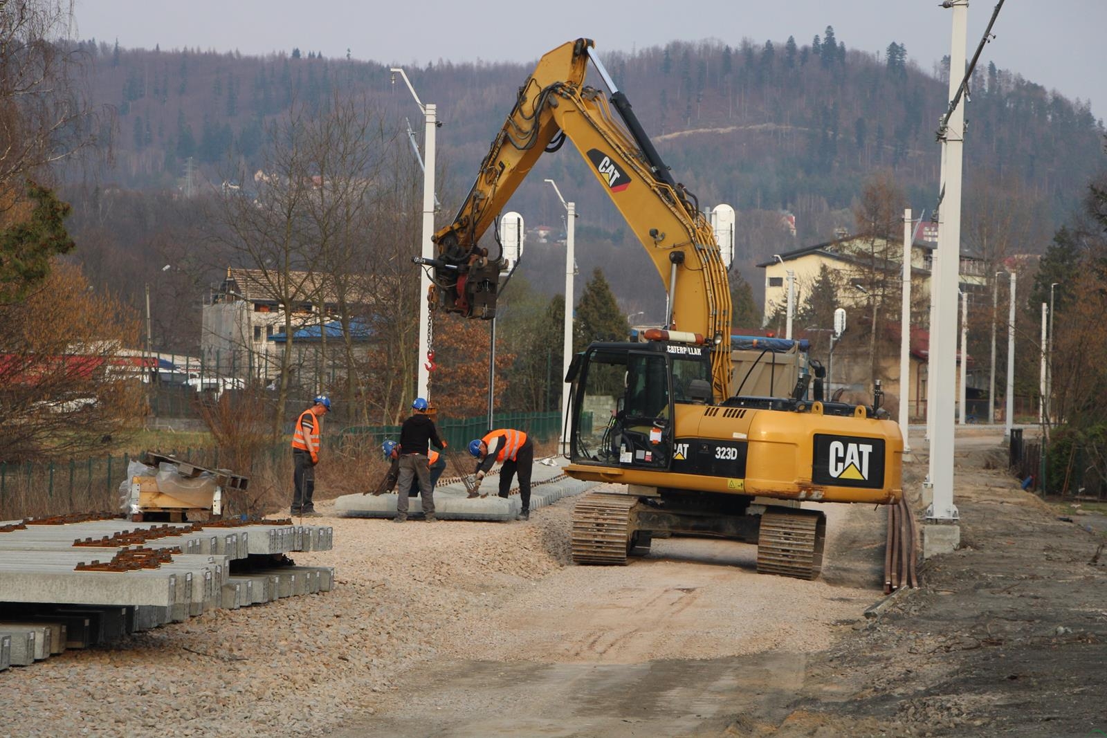 Na linii Żywiec – Sucha Beskidzka zaczynają układać podkłady i szyny – ZDJĘCIA