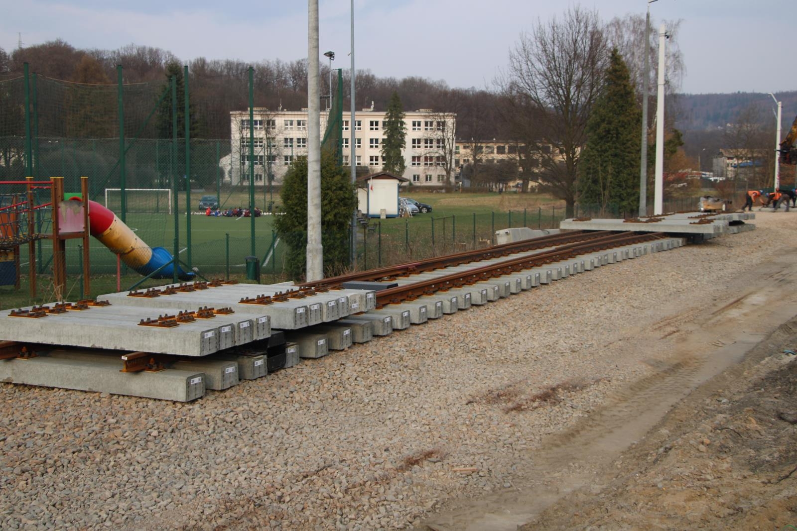 Na linii Żywiec – Sucha Beskidzka zaczynają układać podkłady i szyny – ZDJĘCIA