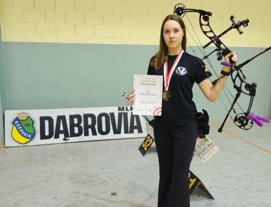 Maja Jakubiec z LUKS Orlik Goleszów ze złotym medalem HMP juniorów