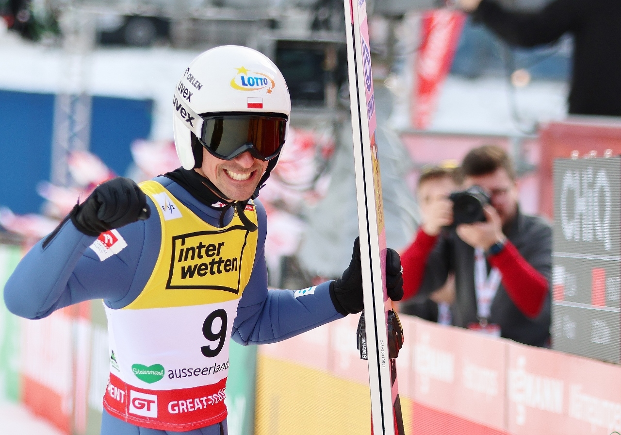 Piotr Żyła w czołowej “10”. Dominacja Domena Prevca