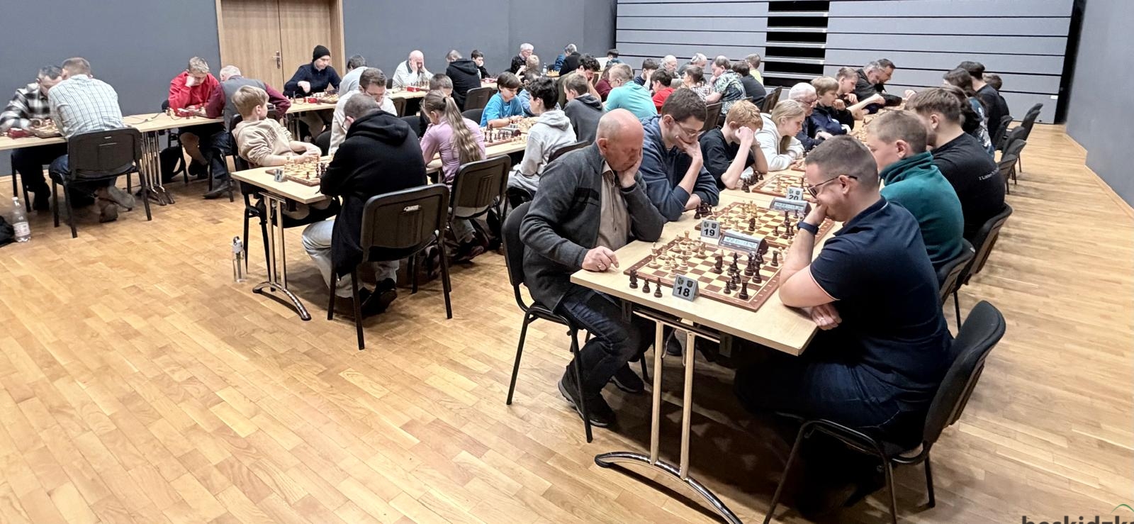 Pierwszy turniej XVI Otwartych Mistrzostw Szachowych o Puchar Żabiego Kraju rozegrany