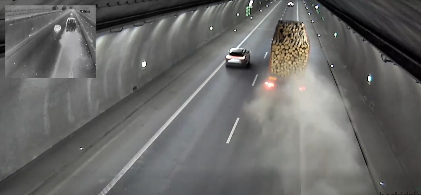 Ciężarówka jechała z pękniętą oponą. Ograniczenia w tunelu w Naprawie – WIDEO