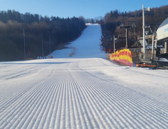 Za oknem wiosna, a na Dębowcu nadal można szusować