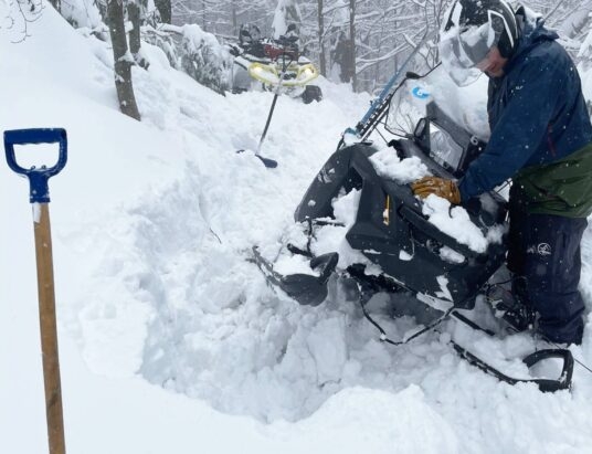 Na Babiej śnieg, wiatr i nieprzetarte szlaki. Goprowcy ostrzegają